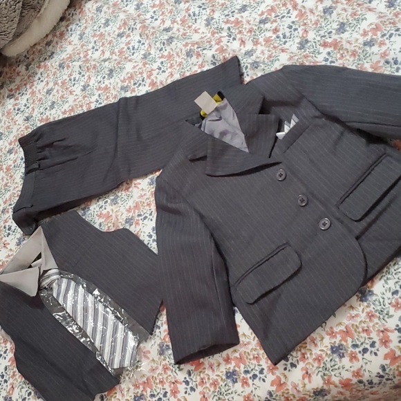 2T boy's full suit - Picture 1 of 5